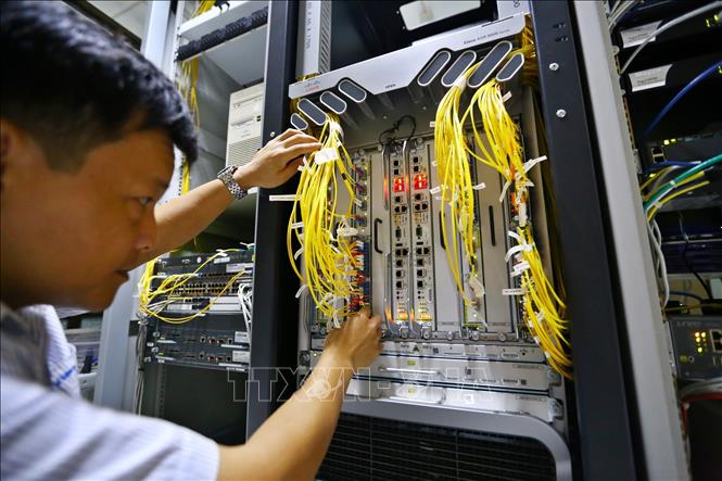 Trong ảnh: Nhân viên VNPT Quảng Bình xử lý kỹ thuật tại phòng Tổng đài, hệ thống truyền dẫn. Ảnh: Minh Quyết – TTXVN