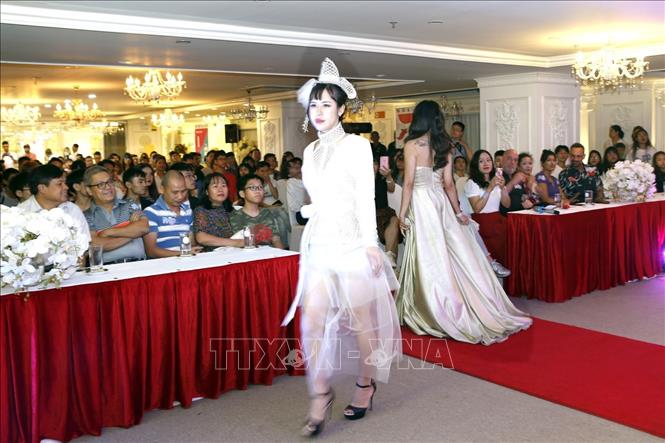 Trong ảnh: Các thành viên nhóm chuyển giới và đồng giới trình diễn thời trang tại chương trình. Ảnh: Dương Ngọc – TTXVN