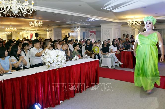 Trong ảnh: Các thành viên nhóm chuyển giới và đồng giới trình diễn thời trang tại chương trình. Ảnh: Dương Ngọc – TTXVN