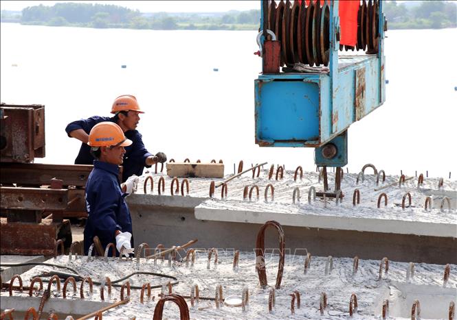 Trong ảnh: Các đơn vị thi công thực hiện hợp long công trình đập hạ lưu sông Dinh. Ảnh: Công Thử - TTXVN