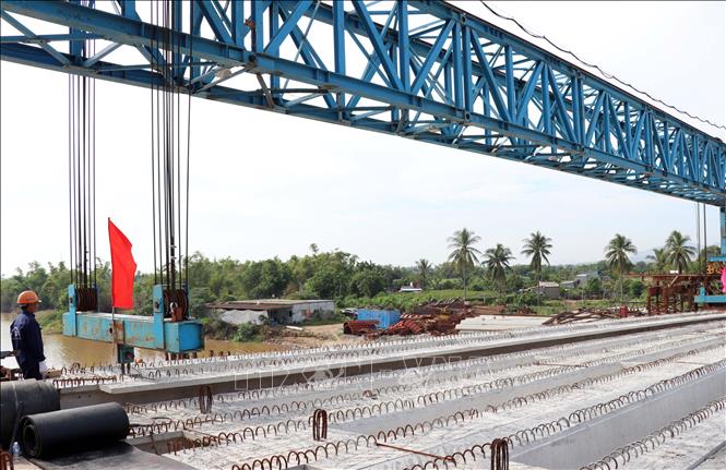 Các đơn vị thi công thực hiện hợp long công trình đập hạ lưu sông Dinh.
Ảnh: Công Thử - TTXVN