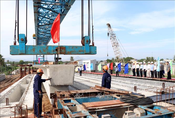 Các đơn vị thi công thực hiện hợp long công trình đập hạ lưu sông Dinh. Ảnh: Công Thử - TTXVN