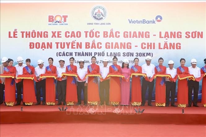 Trong ảnh: Phó Thủ tướng Trịnh Đình Dũng và các đại biểu thực hiện nghi thức cắt băng thông xe tuyến cao tốc Bắc Giang - Lạng Sơn, đoạn tuyến Bắc Giang - Chi Lăng. Ảnh: Minh Quyết - TTXVN