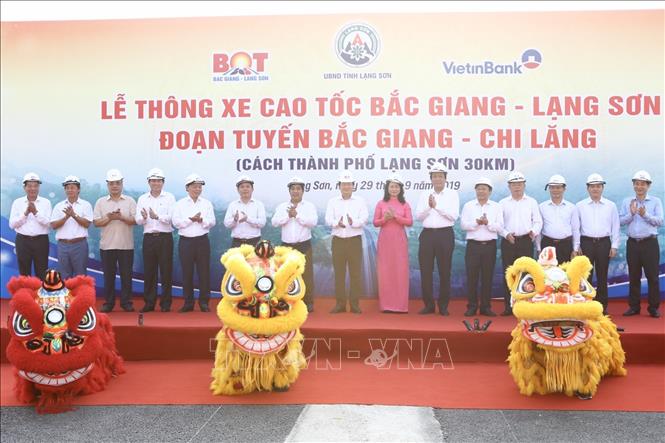 Trong ảnh: Phó Thủ tướng Trịnh Đình Dũng và các đại biểu thực hiện nghi thức thông xe tuyến cao tốc Bắc Giang - Lạng Sơn, đoạn tuyến Bắc Giang - Chi Lăng. Ảnh: Minh Quyết - TTXVN