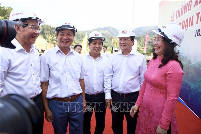 Trong ảnh: Đại biểu tham dự Lễ thông xe. Ảnh: Minh Quyết - TTXVN