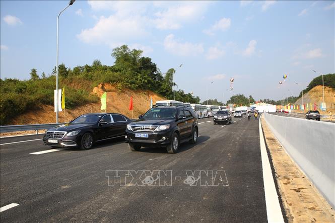 Trong ảnh: Tuyến cao tốc mới được thông xe. Ảnh: Minh Quyết - TTXVN