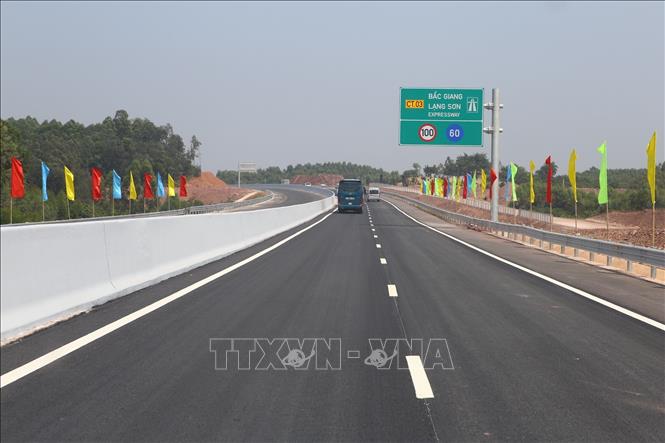 Trong ảnh: Tuyến đường cao tốc Bắc Giang - Lạng Sơn, đoạn tuyến Bắc Giang - Chi Lăng mới được hoàn thành. Ảnh: Minh Quyết - TTXVN