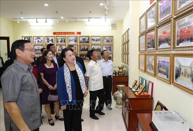 Trong ảnh: Chủ tịch Quốc hội Nguyễn Thị Kim Ngân tham quan phòng truyền thống của Đại sứ quán Việt Nam tại Lào. Ảnh: Trọng Đức - TTXVN