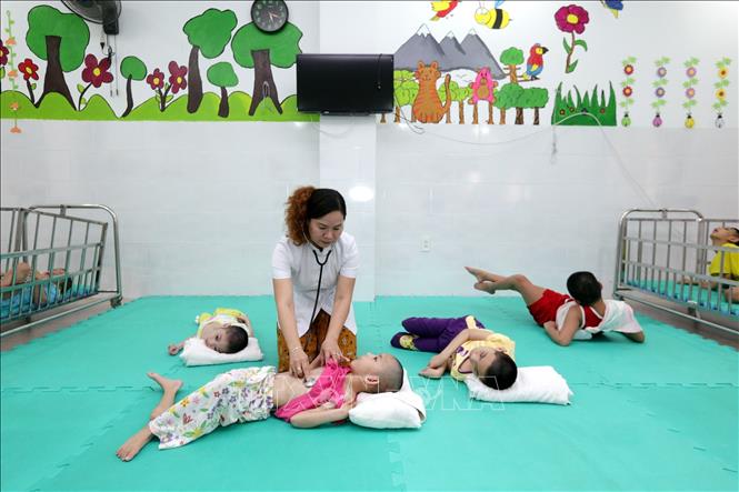 Trong ảnh: Chăm sóc y tế cho trẻ em khuyết tật tại Trung tâm. Ảnh: Anh Tuấn – TTXVN