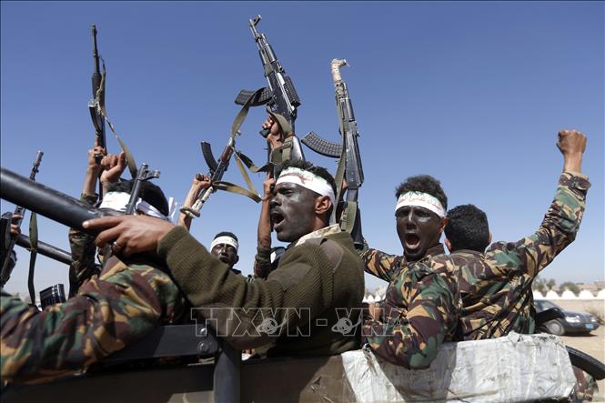 Trong ảnh: Các tay súng Houthi tại thủ đô Sanaa, Yemen. Ảnh: AFP/TTXVN