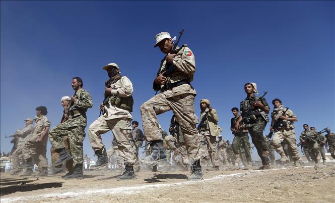 Trong ảnh: Các tay súng Houthi tại thủ đô Sanaa, Yemen. Ảnh: AFP/TTXVN
