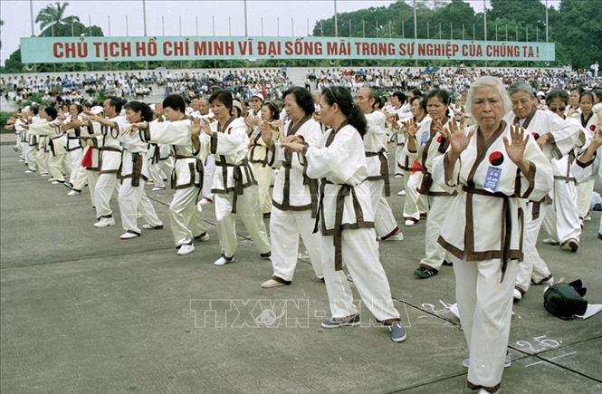 Trong ảnh: Hội viên Câu lạc bộ dưỡng sinh Hà Nội đồng diễn bài tập 