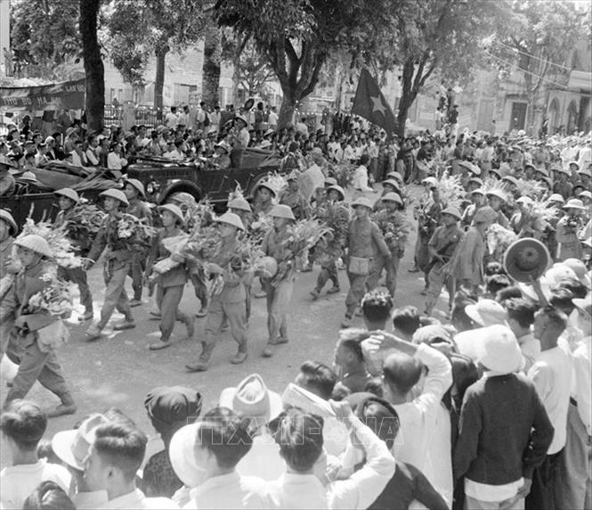 Trong ảnh: Cánh quân phía Nam, thuộc hai Trung đoàn 88 và 36 của Đại đoàn 308 (nay là Sư đoàn 308 - Sư đoàn Quân Tiên phong) tiến qua phố Bạch Mai, phố Huế… vào tiếp quản Thủ đô, sáng 10/10/1954. Ảnh: Tư liệu TTXVN