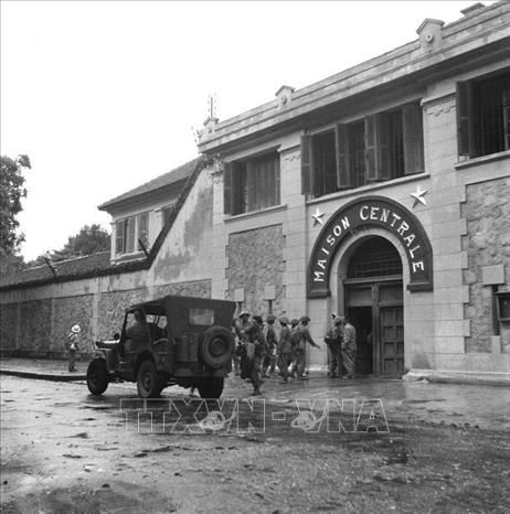 Sáng 9/10/1954, Quân đội nhân dân Việt Nam theo nhiều đường, từ ngoại thành tiến vào Hà Nội, lần lượt tiếp quản ga Hàng Cỏ, Phủ Toàn quyền cũ, khu Đồn Thủy, khu Bờ Hồ, Bắc Bộ phủ... Trong ảnh: Một đơn vị Quân đội nhân dân Việt Nam tiếp quản nhà tù Hỏa Lò, ngày 9/10/1954. Ảnh: Tư liệu TTXVN