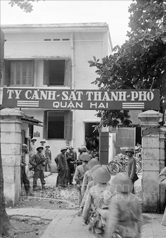 Sáng 9/10/1954, Quân đội nhân dân Việt Nam theo nhiều đường, từ ngoại thành tiến vào Hà Nội, lần lượt tiếp quản ga Hàng Cỏ, Phủ Toàn quyền cũ, khu Đồn Thủy, khu Bờ Hồ, Bắc Bộ phủ... Trong ảnh: Một đơn vị Quân đội nhân dân Việt Nam tiếp quản Ty Cảnh sát ở phố Hàng Đậu, ngày 9/10/1954. Ảnh: Tư liệu TTXVN