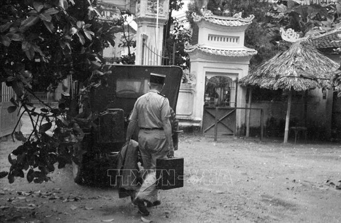 Trong ảnh: Một sĩ quan Pháp lủi thủi xách vali lên xe để rút lui khỏi Hà Nội, sáng 9/10/1954. Ảnh: Tư liệu TTXVN