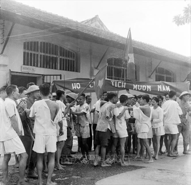 Sáng 9/10/1954, Quân đội nhân dân Việt Nam theo nhiều đường, từ ngoại thành tiến vào Hà Nội, lần lượt tiếp quản ga Hàng Cỏ, Phủ Toàn quyền cũ, khu Đồn Thủy, khu Bờ Hồ, Bắc Bộ phủ... Trong ảnh: Niềm vui của các chiến sỹ cách mạng bị quân Pháp bắt giữ tại nhà tù Hỏa Lò khi gặp các chiến sĩ Quân đội nhân dân Việt Nam tới tiếp quản nhà tù này, ngày 9/10/1954. Ảnh: Tư liệu TTXVN
