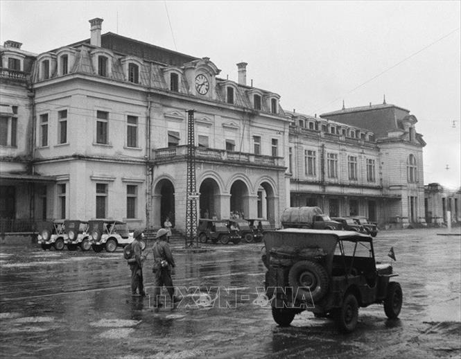 Sáng 9/10/1954, Quân đội nhân dân Việt Nam theo nhiều đường, từ ngoại thành tiến vào Hà Nội, lần lượt tiếp quản ga Hàng Cỏ, Phủ Toàn quyền cũ, khu Đồn Thủy, khu Bờ Hồ, Bắc Bộ phủ. Trong ảnh: Chiến sỹ Quân đội nhân dân Việt Nam tiếp quản ga Hàng Cỏ, ngày 9/10/1954. Ảnh: Tư liệu TTXVN