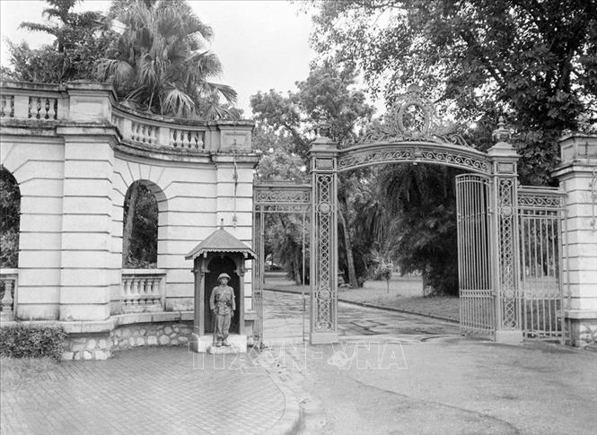 Sáng 9/10/1954, Quân đội nhân dân Việt Nam theo nhiều đường, từ ngoại thành tiến vào Hà Nội, lần lượt tiếp quản ga Hàng Cỏ, Phủ Toàn quyền cũ, khu Đồn Thủy, khu Bờ Hồ, Bắc Bộ phủ. Trong ảnh: Chiến sỹ Quân đội nhân dân Việt Nam canh gác tại Phủ Toàn quyền cũ sau khi tiếp quản, sáng 9/10/1954. Ảnh: Tư liệu TTXVN