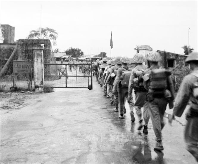 Sáng 9/10/1954, Quân đội nhân dân Việt Nam theo nhiều đường, từ ngoại thành tiến vào Hà Nội, lần lượt tiếp quản ga Hàng Cỏ, Phủ Toàn quyền cũ, khu Đồn Thủy, khu Bờ Hồ, Bắc Bộ phủ...Trong ảnh: 6 giờ sáng 9/10/1954, một đơn vị của Trung đoàn Thủ đô tiến vào tiếp quản Thủ đô từ ô Cầu Giấy. Ảnh: Tư liệu TTXVN