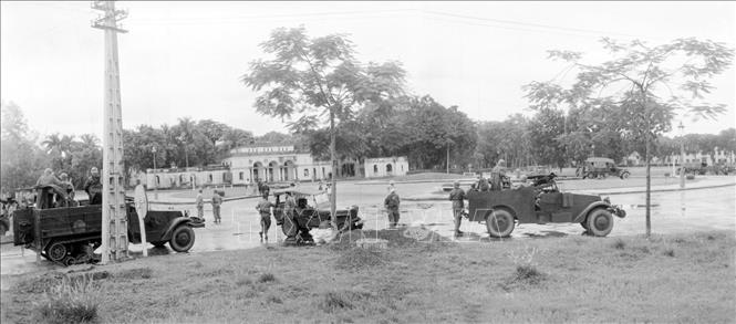 Trong ảnh: Sáng 9/10/1954, quân Pháp tập trung các phương tiện cơ giới trước vườn hoa Ba Đình để rút khỏi Hà Nội. Ảnh: Tư liệu TTXVN
