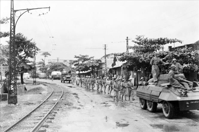 Sáng 9/10/1954, Quân đội nhân dân Việt Nam theo nhiều đường, từ ngoại thành tiến vào tiếp quản Hà Nội. Trong ảnh: Quân Pháp rút đến đâu, Trung đoàn Thủ đô từ ô Cầu Giấy tiến vào tiếp quản đến đó. Ảnh: Tư liệu TTXVN