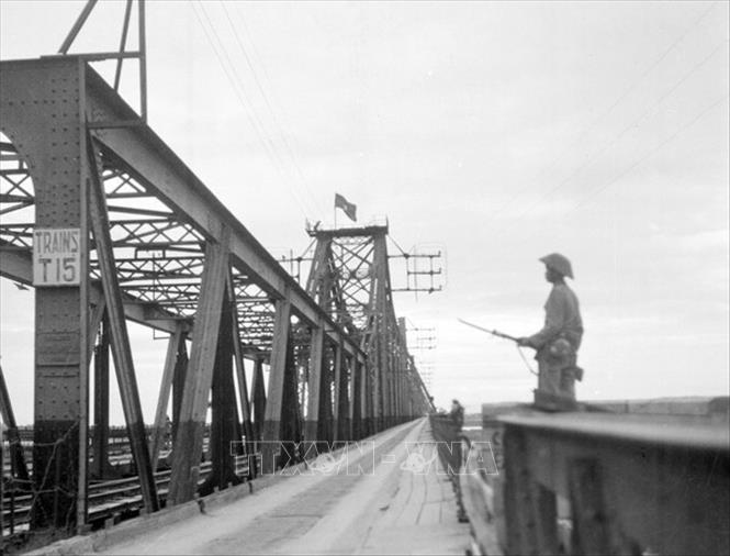 Trong ảnh: Chiến sỹ Quân đội nhân dân Việt Nam đứng gác trên cầu Long Biên, chiều 9/10/1954 sau khi quân Pháp rút hết khỏi Thủ đô qua cây cầu này để xuống Hải Phòng. Ảnh: Tư liệu TTXVN