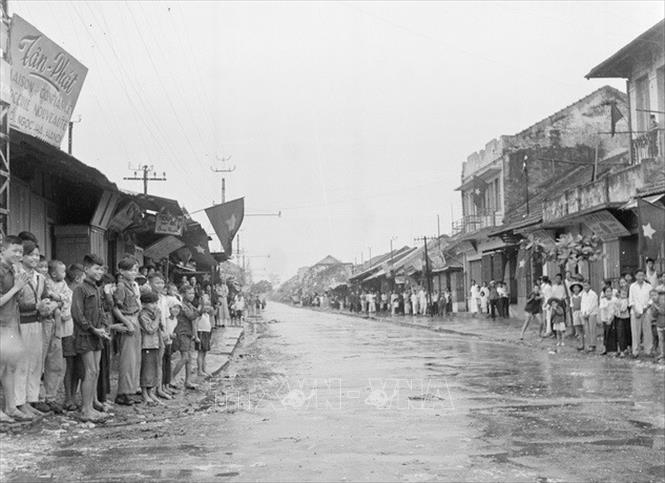 Trong ảnh: Từ sáng sớm 10/10/1954, nhân dân khu Ngọc Hà tập trung rất đông trước cửa nhà để chờ đón bộ đội về tiếp quản Thủ đô. Ảnh: Tư liệu TTXVN