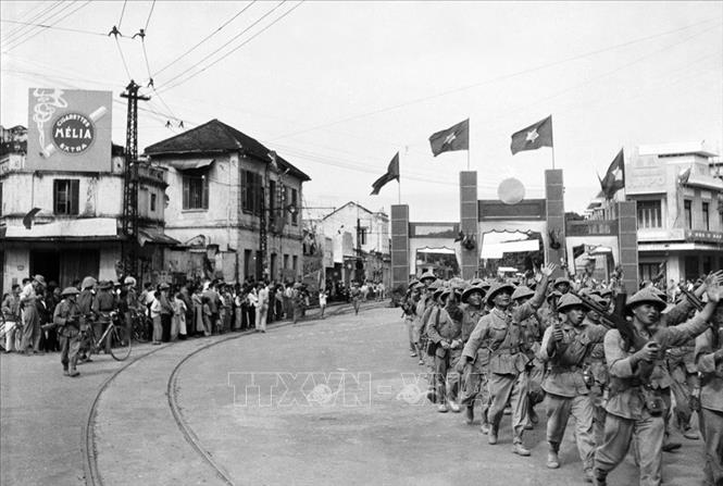 Trong ảnh: Cánh bộ binh của Trung đoàn Thủ đô tiến vào khu vực Cửa Nam, sáng 10/10/1954. Ảnh: Tư liệu TTXVN