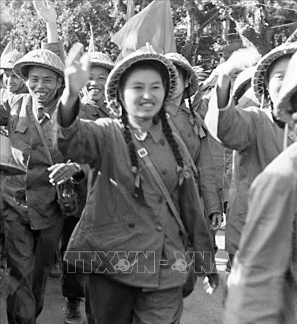 Trong ảnh: Các nữ chiến sỹ quân y vẫy chào nhân dân trong ngày về giải phóng Thủ đô. Ảnh: Tư liệu TTXVN