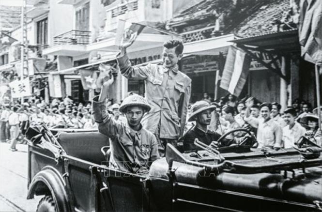 Trong ảnh: Bác sỹ Trần Duy Hưng, Phó Chủ tịch Ủy ban Quân chính Hà Nội trong đội ngũ tiến về tiếp quản Thủ đô, sáng 10/10/1954. Ảnh: Đào Trình/TTXVN phát