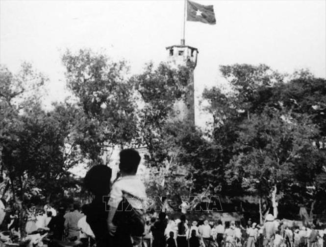 Trong ảnh: Người dân hân hoan hướng về lá quốc kỳ tung bay trên Cột Cờ Hà Nội trong ngày Thủ đô được giải phóng, ngày 10/10/1954. Ảnh: Tư liệu/TTXVN phát