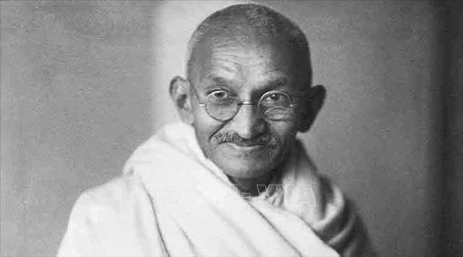 Trong ảnh: Mohandas Karamchand Gandhi được người dân Ấn Độ gọi bằng những cái tên thể hiện tấm lòng tôn kính, trìu mến như: Babuji (Cha kính yêu), Mahatma Gandhi (Tâm hồn vĩ đại Gandhi), hay “the Father of the Nation” (Cha già dân tộc). Ảnh: TTXVN phát