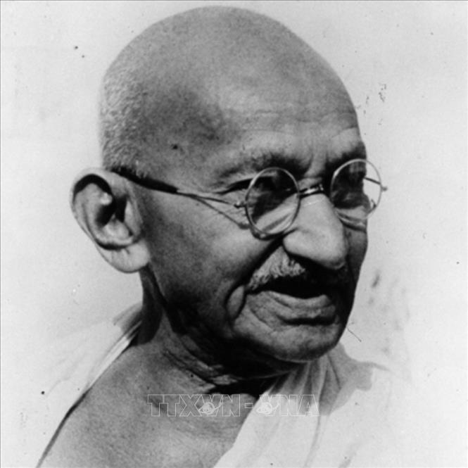 Trong ảnh: Sau khi Mahatma Gandhi mất, thi hài ông được hoả thiêu. Người Ấn Độ đã đem tro thi hài của ông rải trên toàn cõi Ấn Độ, xuống sông Ấn, sông Hằng, sông Yamuna và những con sông lớn ở khắp đất nước. Ảnh: TTXVN phát 