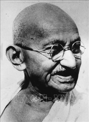 Trong ảnh: Tư tưởng của Mahatma Gandhi là tìm kiếm sự thật, chân lý và luôn thực hành trước khi truyền bá cho người khác để họ đi theo con đường đúng đắn. Gandhi luôn chủ trương bất bạo động kể cả trong những tình huống khó khăn nhất. Ảnh: TTXVN phát