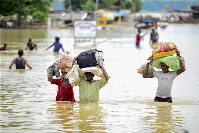 Trong ảnh: Cảnh ngập lụt sau những trận mưa lớn tại Allahabad, Ấn Độ. Ảnh: AFP/TTXVN