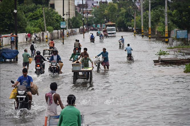 Trong ảnh: Cảnh ngập lụt sau những trận mưa lớn tại Patna, Ấn Độ, ngày 30/9. Ảnh: AFP/TTXVN