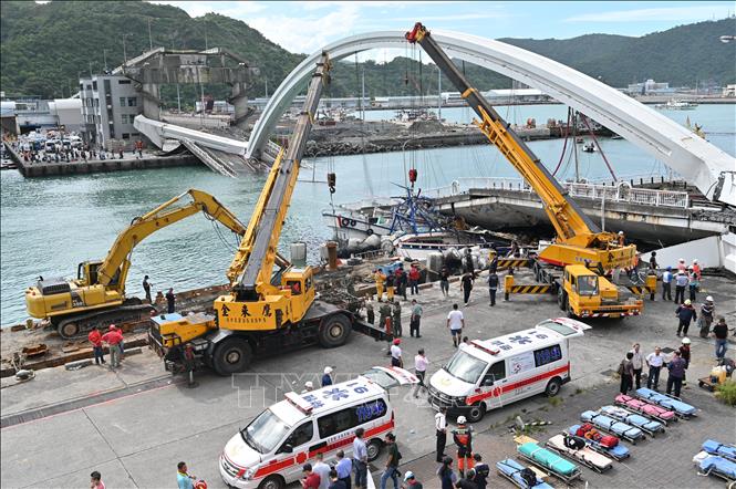 Trong ảnh: Lực lượng cứu hộ được huy động tới hiện trường vụ sập cầu ở thị trấn Tô Áo, Đông Bắc Đài Loan (Trung Quốc) ngày 1/10/2019. Ảnh: AFP/TTXVN