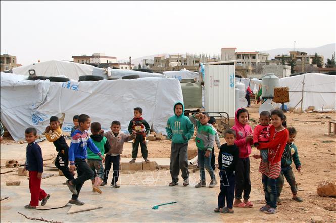Trong ảnh: Người di cư Syria tại một trại tị nạn ở thung lũng Bekaa, Liban. Ảnh: AFP/TTXVN