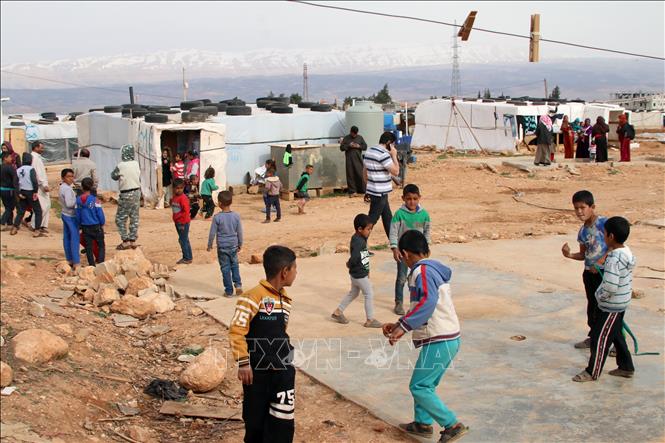 Trong ảnh: Người di cư Syria tại một trại tị nạn ở thung lũng Bekaa, Liban. Ảnh: AFP/TTXVN