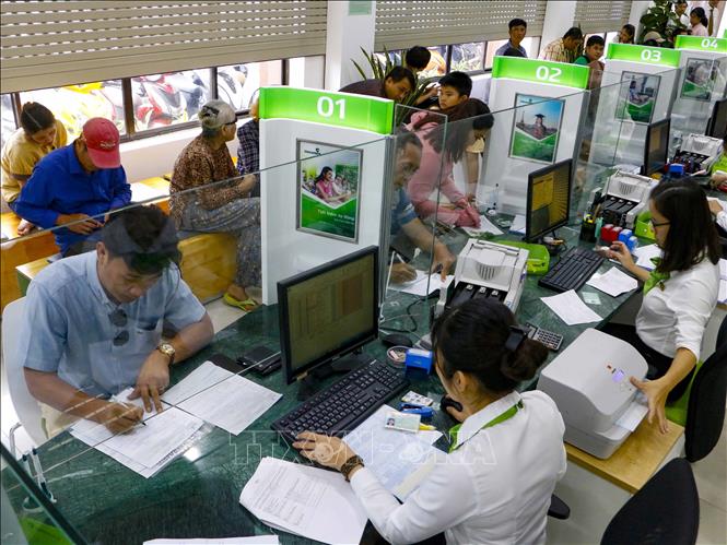 Khách hàng giao dịch tại Phòng giao dịch Ninh Kiều thuộc Vietcombank Cần Thơ. Ảnh: Thanh Liêm - TTXVN