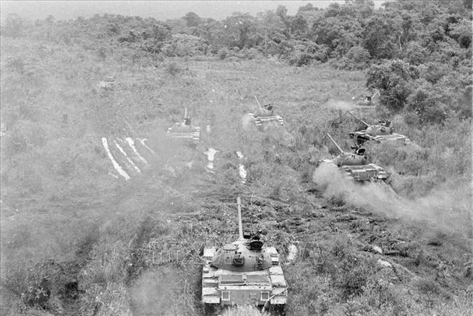 Trong ảnh: Bộ đội tăng-thiết giáp mặt trận Đường 9 - Khe Sanh ra sức luyện tập, nâng cao trình kỹ chiến thuật, kỹ thuật, sẵn sàng hoàn thành mọi nhiệm vụ (1970). Ảnh: Tư liệu TTXVN