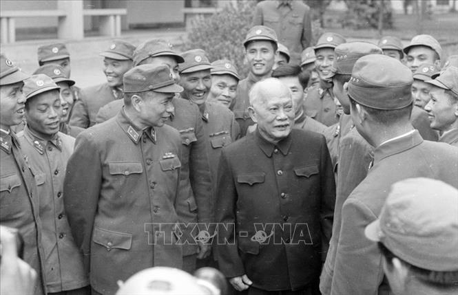 Trong ảnh: Chủ tịch nước Tôn Đức Thắng đến thăm, chúc tết cán bộ, chiến sĩ Bộ Tư lệnh Thiết giáp nhân dịp tết nguyên đán Giáp Dần 1974. Ảnh: Vũ Tạo - TTXVN