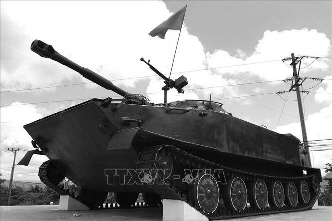 Trong ảnh: Chiếc xe tăng hạng nhẹ PT-76 tại Tượng đài chiến thắng Làng Vây. Đây chính là loại xe tăng bộ đội TTG sử dụng trong lần đầu tiên xuất trận tiến công các cứ điểm Tà Mây (23/1/1968) và Làng Vây (7/2/1968) tại chiến dịch Đường 9 - Khe Sanh (Quảng Trị) năm 1968, xây dựng nên truyền thống vẻ vang của bộ đội Tăng-Thiết giáp “Đã ra quân là đánh thắng”. Ngày 7/2 trở thành ngày kỷ niệm đánh thắng trận đầu của bộ đội TTG. Ảnh: Tư liệu TTXVN