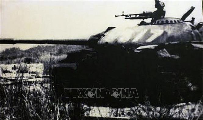 Trong ảnh: Xe tăng T-54 số hiệu 377 thuộc Đại đội 7, Tiểu đoàn xe tăng 297 của Mặt trận Tây Nguyên (nay là Tiểu đoàn 3, Trung đoàn xe tăng 273, Quân đoàn 3) lập công xuất sắc trong trận đánh Đắc Tô - Tân Cảnh ngày 24/4/1972, lập kỷ lục về hiệu suất chiến đấu cao: tiêu diệt 7 xe tăng địch trong một trận chiến đấu, trở thành huyền thoại của Binh chủng Tăng-Thiết giáp trong cuộc kháng chiến chống Mỹ. Ảnh: Tư liệu/TTXVN phát  