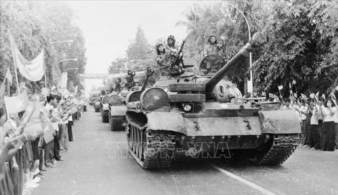Trong ảnh: Các đơn vị tăng-thiết giáp thuộc Quân đoàn 4 - Binh đoàn Cửu Long quân tình nguyện Việt Nam hoàn thành nghĩa vụ quốc tế tại Campuchia, lên đường trở về nước, sáng 3/5/1983 trong sự tiễn đưa lưu luyến của hàng vạn người dân Thủ đô Phnom Penh. Ảnh: TTXVN

