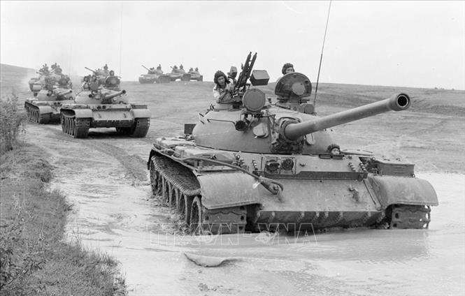Trong ảnh: Một phân đội xe tăng thuộc trường Hạ sĩ quan Xe tăng 2 (Binh chủng Tăng-Thiết giáp) hành quân diễn tập (1982). Ảnh: Nguyễn Dĩnh - TTXVN