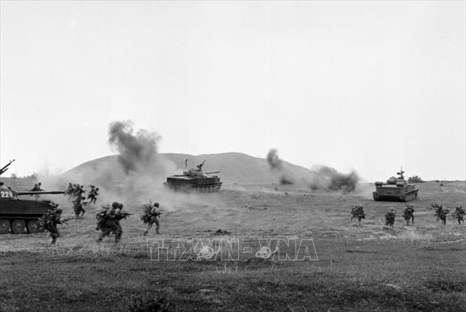 Trong ảnh: Xe tăng phối hợp với bộ binh luyện tập tiến công địch tại Đại hội luyện tập năm 1969. Ảnh: Tư liệu TTXVN