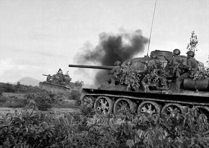 Trong ảnh: Hiệp đồng với bộ binh tiêu diệt địch của Đại đội 7, Đoàn X, Bộ đội thiết giáp (1970). Ảnh: Tư liệu TTXVN