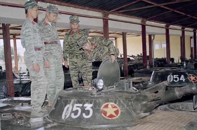 Trong ảnh: Huấn luyện bộ đội sử dụng xe thiết giáp tại Trung đoàn 102, Sư đoàn 308 (2000). Ảnh: Nguyễn Dân - TTXVN